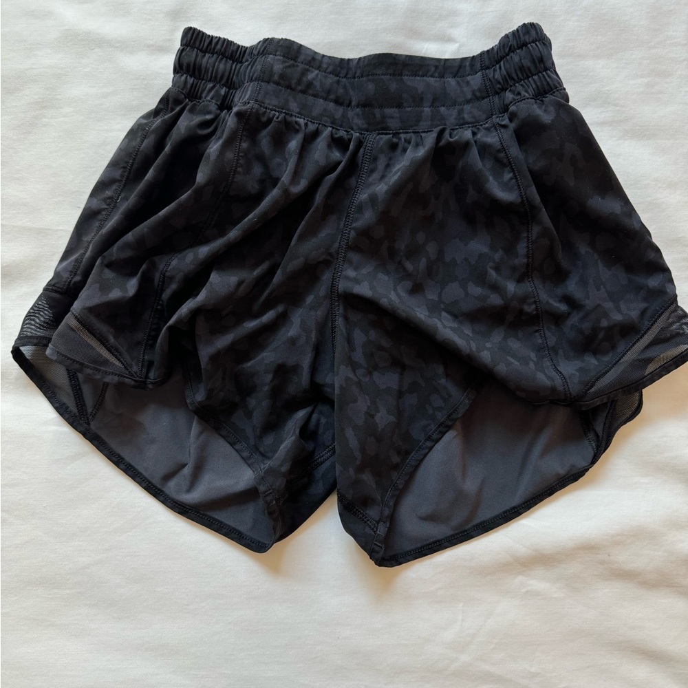 Lululemon Hotty hot low-rise lined short 2.5”, size 4